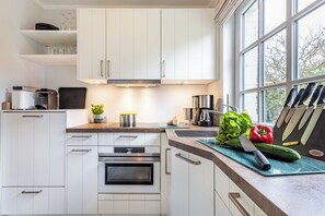 Een koelkast, een oven, een kookplaat, een vaatwasser