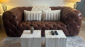 House, 4 Bedrooms, Balcony, City View | Living room