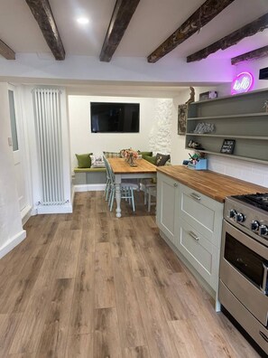 Maison, 4 chambres, balcon, vue ville | Équipements de la chambre