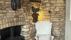 Unclassified image, 4 of 44, button - Cottage on High Street, own Parking and EV Charger (Chipping Norton)