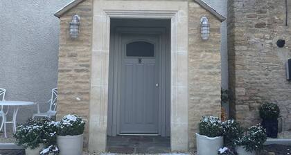 Cottage on High Street, own Parking and EV Charger