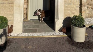 Unclassified image, 5 of 44, button - Cottage on High Street, own Parking and EV Charger (Chipping Norton)