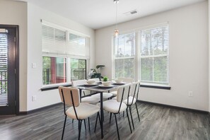 تناول الطعام داخل الغرفة