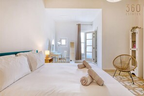 4 habitaciones, escritorio y tabla de planchar con plancha 