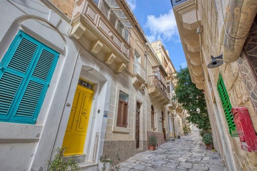 Lovely 4BR Maltese Home with Private Garden & BBQ!