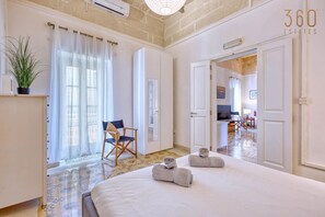 4 bedrooms, desk, iron/ironing board, travel cot