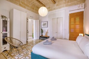 4 chambres, bureau, fer et planche à repasser, lit de bébé portatif