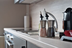 Deluxe Apartment, 2 Bedrooms | Dapur peribadi | Peti sejuk, ketuhar gelombang mikro, dapur, cerek elektrik 