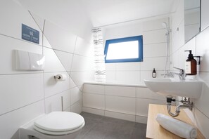 Superior Loft, Balcony | Bilik Mandi | Pengering rambut, tuala disediakan, sabun, syampu