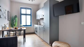 Deluxe-lejlighed - 2 soveværelser | Privat køkken | Køleskab, mikrobølgeovn, kogeplade, elkedel