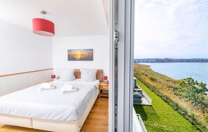 3 quartos, ferros/tábuas de passar roupa, berço de viagem