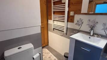 Regadera y papel de baño