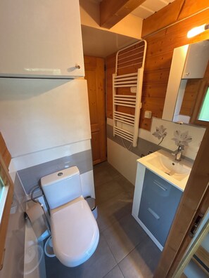 Douche, sèche-cheveux, papier toilette