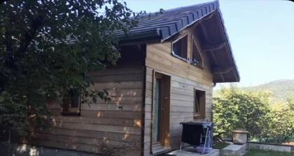 Charmant chalet en bois dans un endroit calme