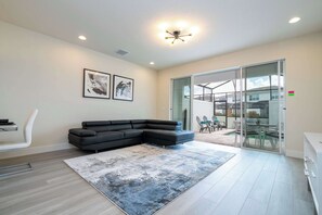 TV, DVD-spiller, stereoanlegg og kontorer