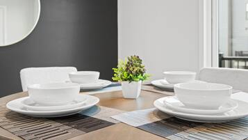 Stadtwohnung | Essbereich im Zimmer