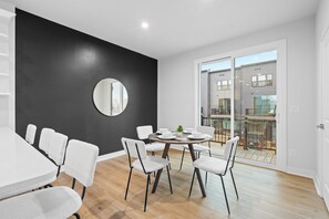 Stadtwohnung | Essbereich im Zimmer