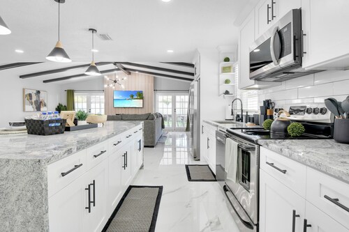 Luxury Oasis - 5 Bedroom - Heated Pool