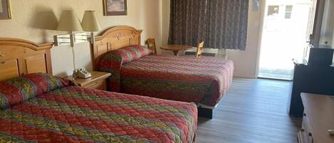 Tabla de planchar con plancha, wifi gratis, ropa de cama