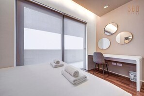 2 soverom, skrivebord, strykejern/-brett og reiseseng for barn