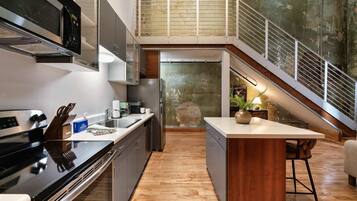 Réfrigérateur, micro-ondes, four, plaque de cuisson