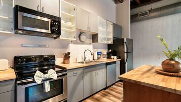 Kylskåp, mikrovågsugn, ugn och spishäll