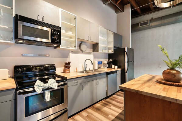 Kylskåp, mikrovågsugn, ugn och spishäll