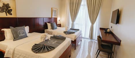 Chambre avec lits jumeaux, balcon, vue ville | Coffres-forts dans les chambres, bureau