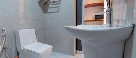 Quarto solteiro standard | Banheiro | Chuveiro, secador de cabelo, toalhas de banho, sabonete