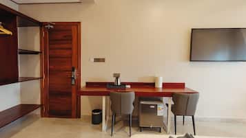 Comfort suite, balkon, uitzicht op stad | Een kluis op de kamer, een bureau, een laptopwerkplek