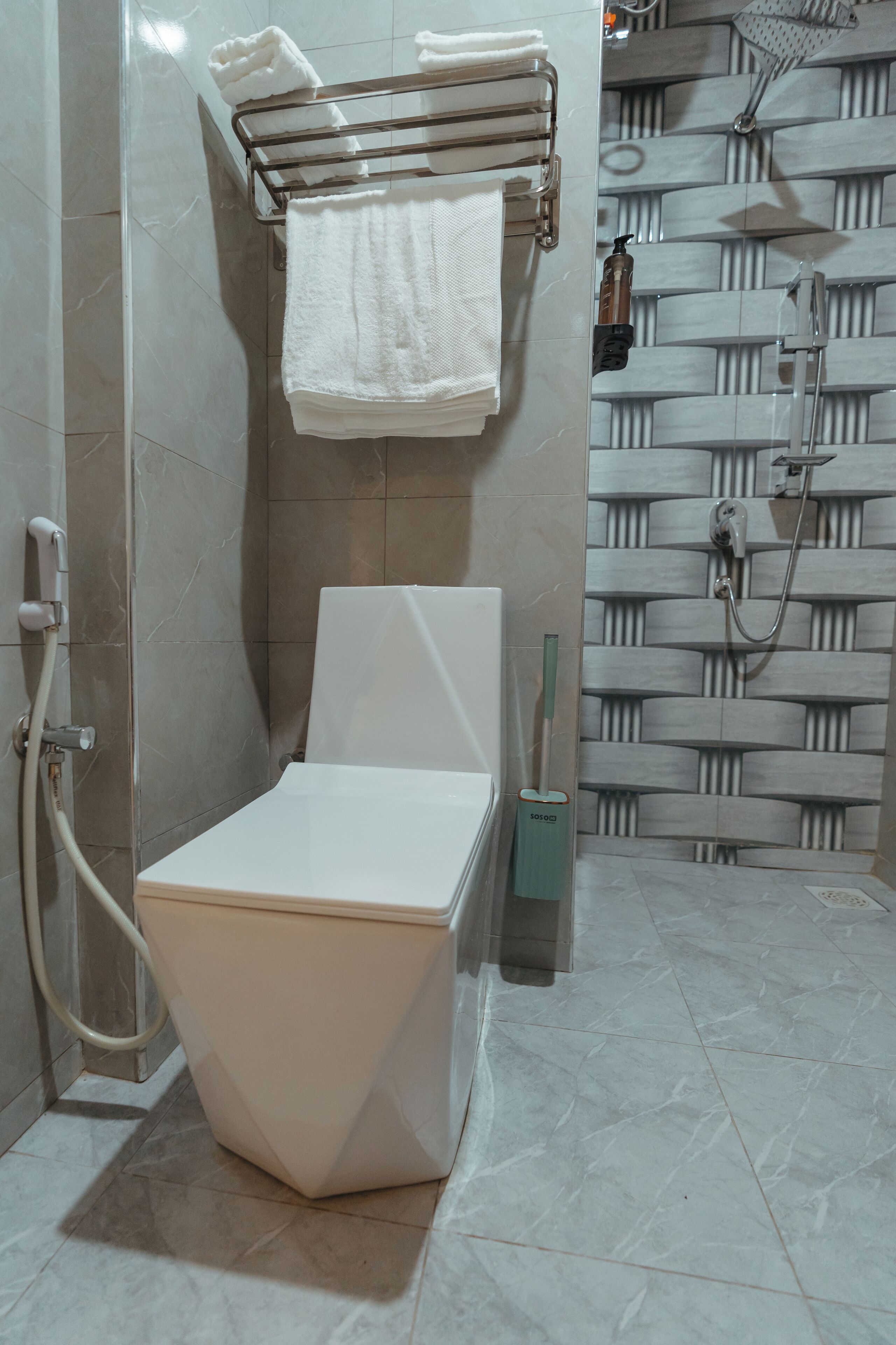 Comfort-Suite, Balkon, Stadtblick | Badezimmer | Dusche, Haartrockner, Handtücher, Seife