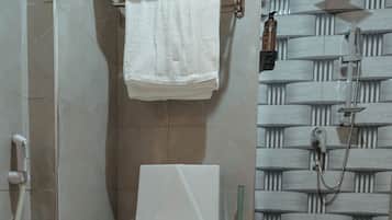 Comfort suite, balkon, uitzicht op stad | Badkamer | Een douche, een haardroger, handdoeken, zeep