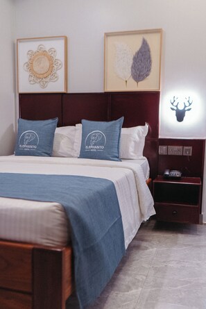 Standard Single Room | In-room safe, desk, laptop workspace, blackout drapes