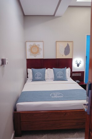 Quarto família, sacada, vista para a cidade | Cofres nos quartos, escrivaninha, espaço de trabalho para notebook