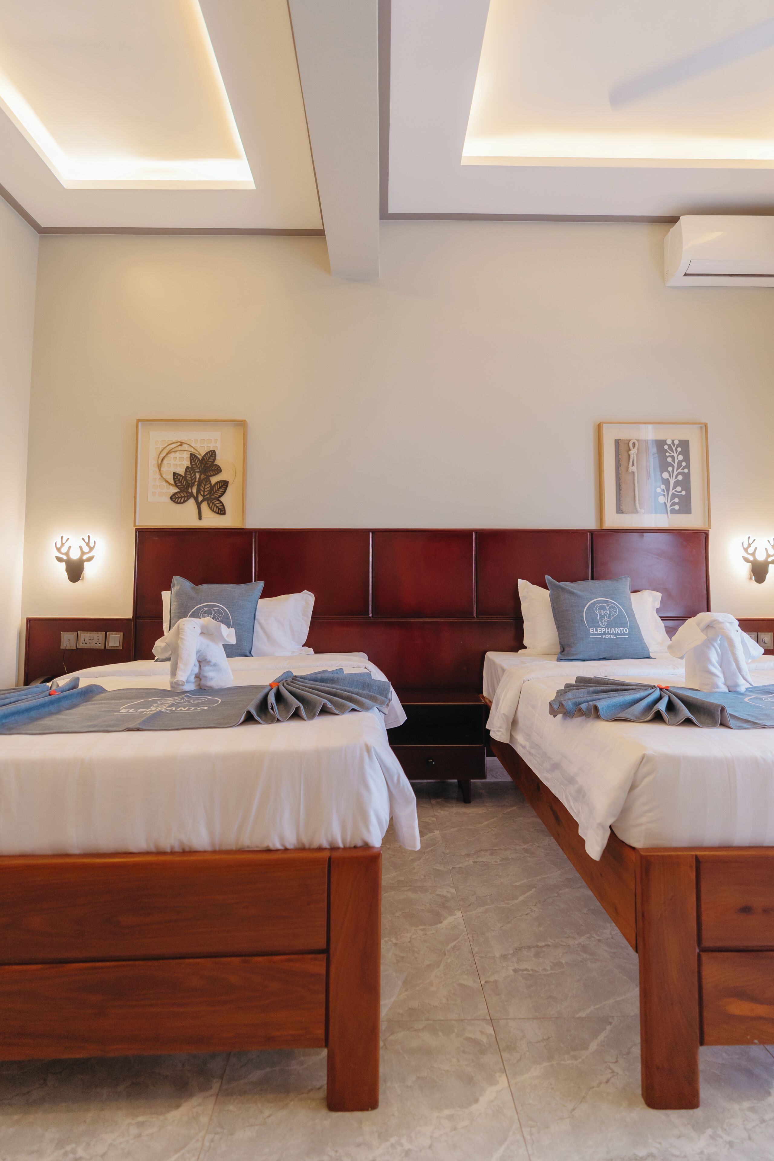 Habitación con 2 camas individuales, balcón, vista a la ciudad | Caja de seguridad en la habitación y escritorio 