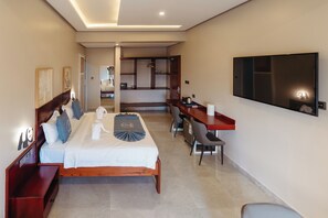 Suite Comfort, balcone, vista città | Una cassaforte in camera, una scrivania, postazione laptop