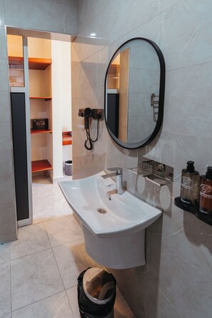 Chambre Double Standard, balcon, vue ville | Salle de bain | Douche, sèche-cheveux, serviettes fournies, savon