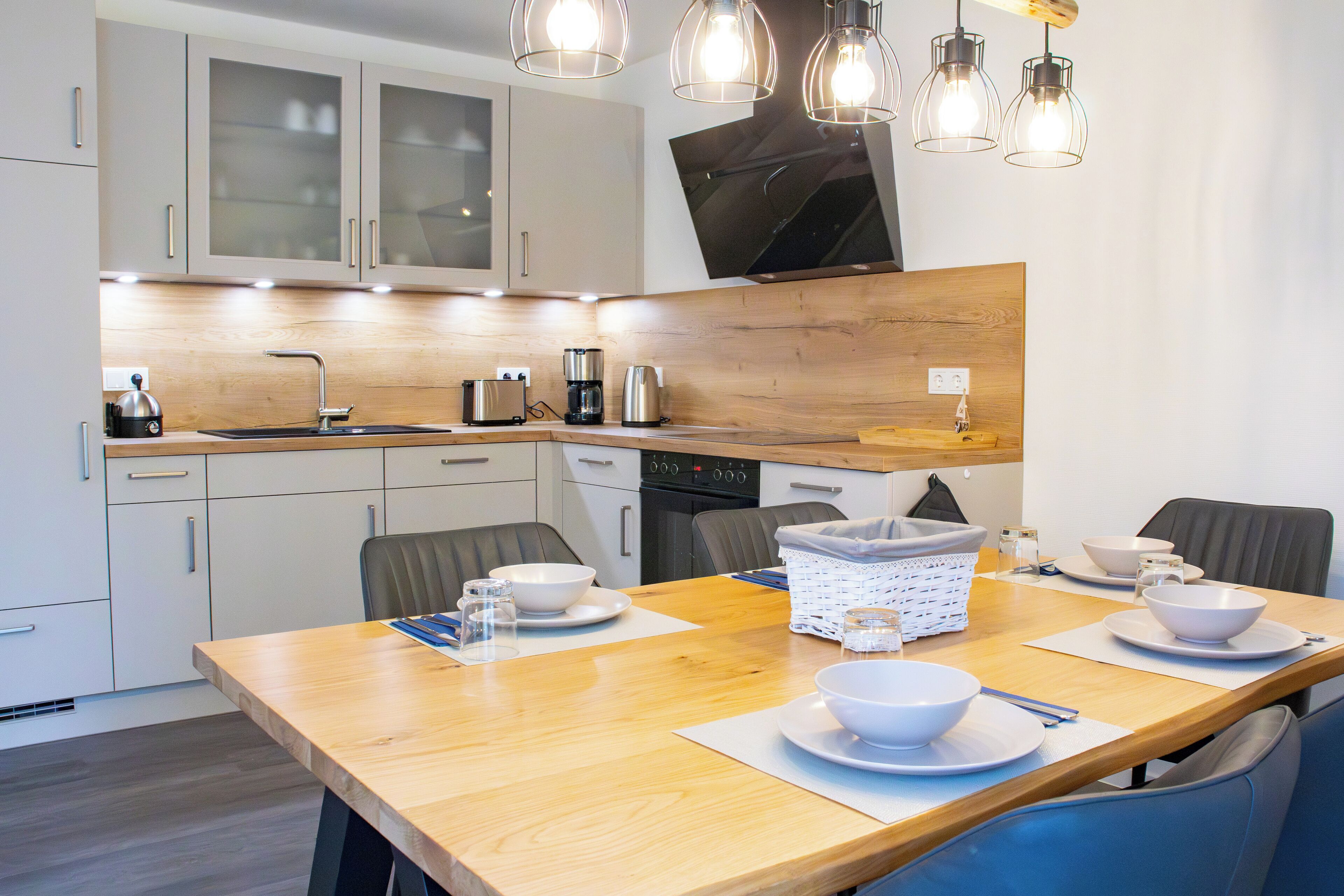 Een koelkast, een oven, een kookplaat, een vaatwasser