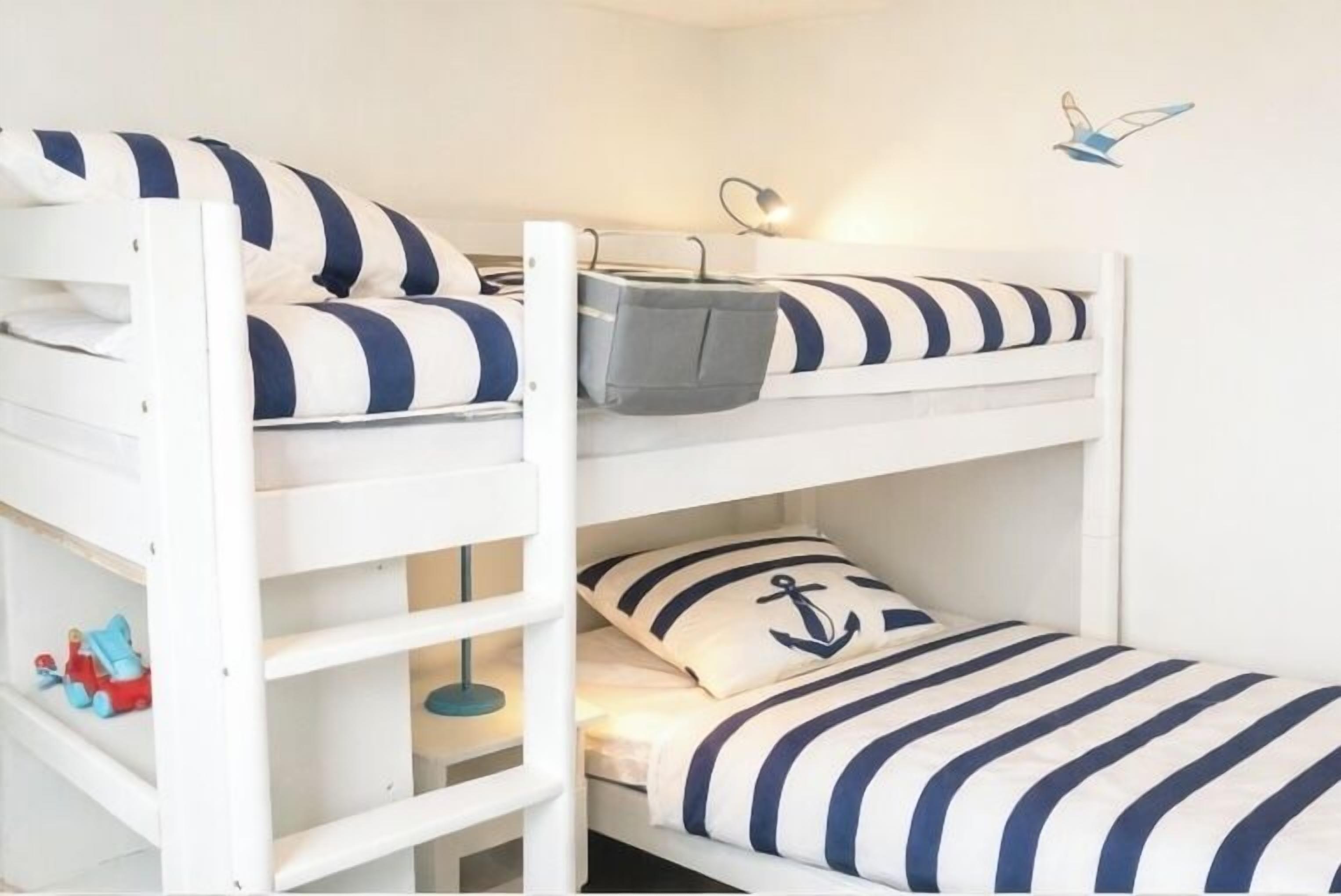 3 slaapkamers, een strijkplank/strijkijzer, reisbedje