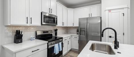 Kühlschrank, Mikrowelle, Ofen, Herdplatte