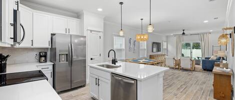 ثلاجة، ميكروويف، فرن، موقد طهي مسطح