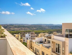 Property grounds - Penthouse Paradise in Mellieħa with Private Pool! (Mellieħa)
