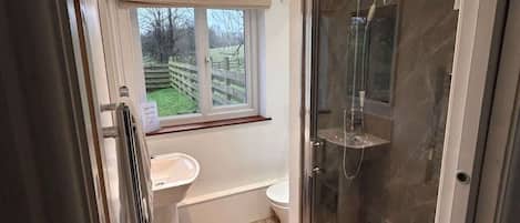 Dusche, Haartrockner, Shampoo