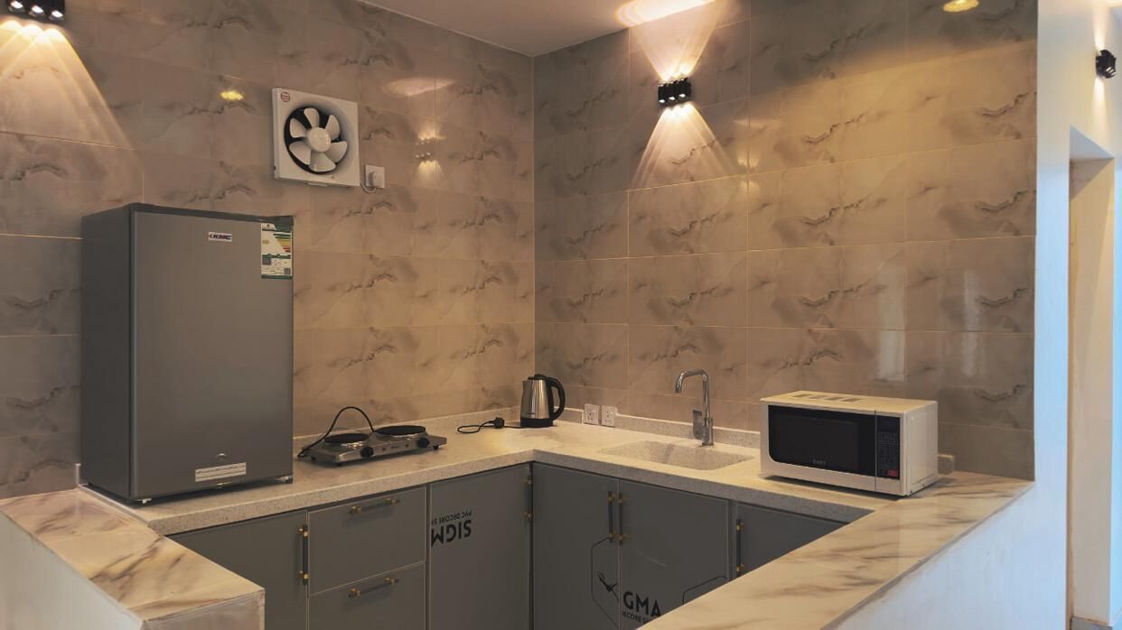 コンフォート ヴィラ バレービュー | 専用キッチ ン | 小型冷蔵庫、電子レンジ、コンロ、調理器具と食器