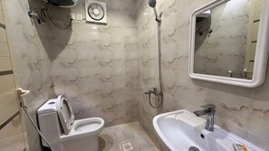 Comfort-Villa, Talblick | Badezimmer | Dusche, Seife