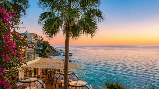 Un ristorante sul mare con posti a sedere all'aperto, con vista sull'oceano.