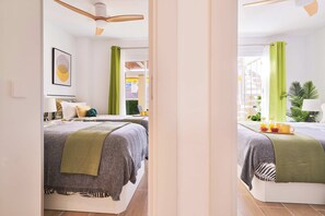 2 habitaciones, tabla de planchar con plancha y cuna de viaje 