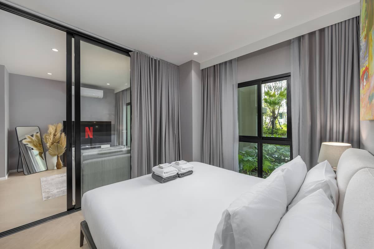 Appartement Exclusif, 1 très grand lit et 1 canapé-lit, terrasse, vue piscine | Espace de travail pour ordinateur portable, Wi-Fi gratuit, draps fournis