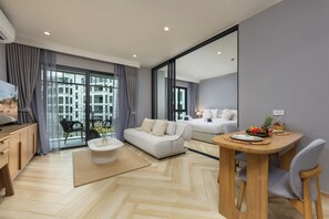 Exclusive Suite, Balcony, Pool View | Living area