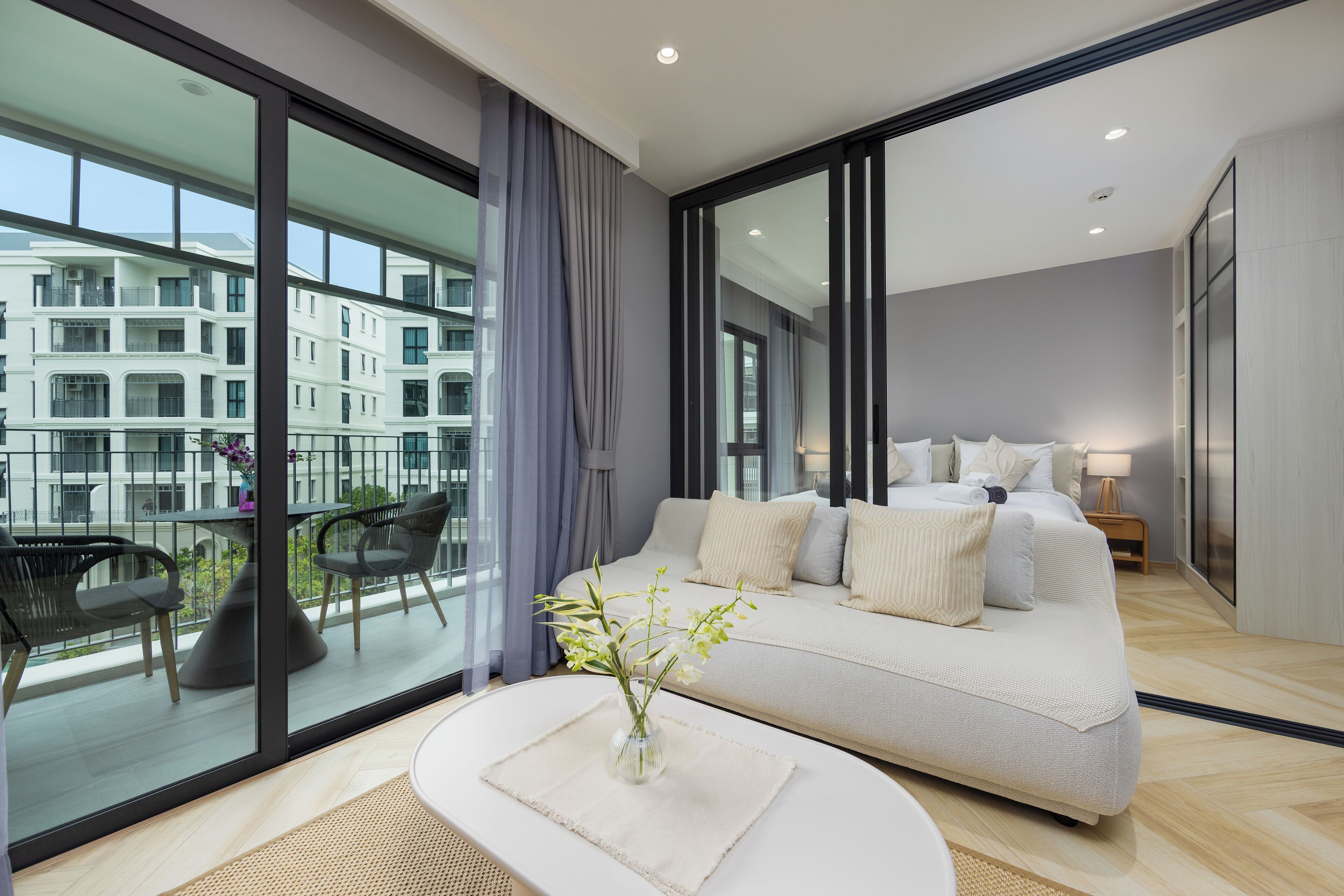 Suite exclusiva, balcón, vista a la alberca | Área de sala de estar